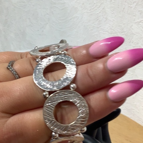 Relativity NEW - hammered silver colored stretchy bracelet - timeless - Picture 5 of 7